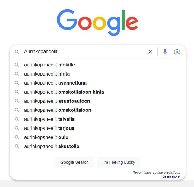 Googlen automaattinen täydennys haulle ”Aurinkopaneelit”: ehdotuksina esimerkiksi ”mökille”, ”hinta” ja ”asennettuna”