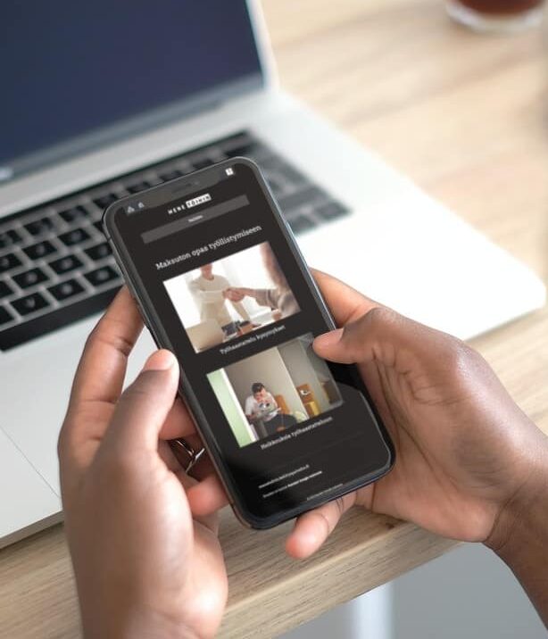 Vaskiri.com on a smartphone: the headline “Maksuton opas työllistymiseen” (a free guide to finding a job) and cards for job interview guides